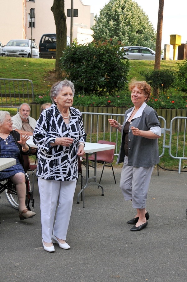 Maison de Quartier Champs Elysees Evry - Repas de Quartier en Musique 243.jpg